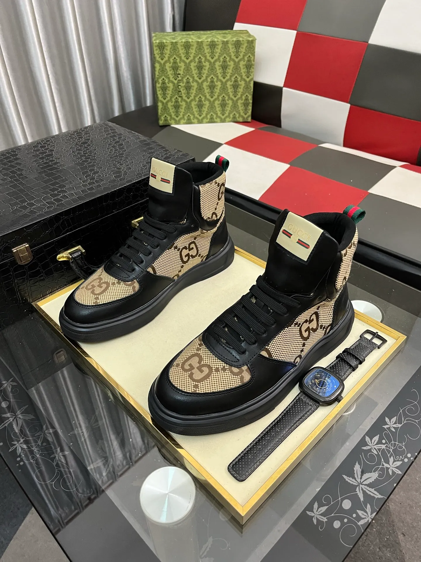 Men's shoes 💰440⌚️⌚️ Gucci •Gucci original quality. ~ Unique modern style sneakers. 🏃A must-have casual shoe for trendy men😍😍 Original brand imported from Italy, imported original leather, sheep lining (refuses to discolor and grind feet) Sole: Original sole provided by the original factory, French lazy style design ⚠️Fit to the feet, original quality attached, super comfortable original sole, size: 38-443️⃣Colors available